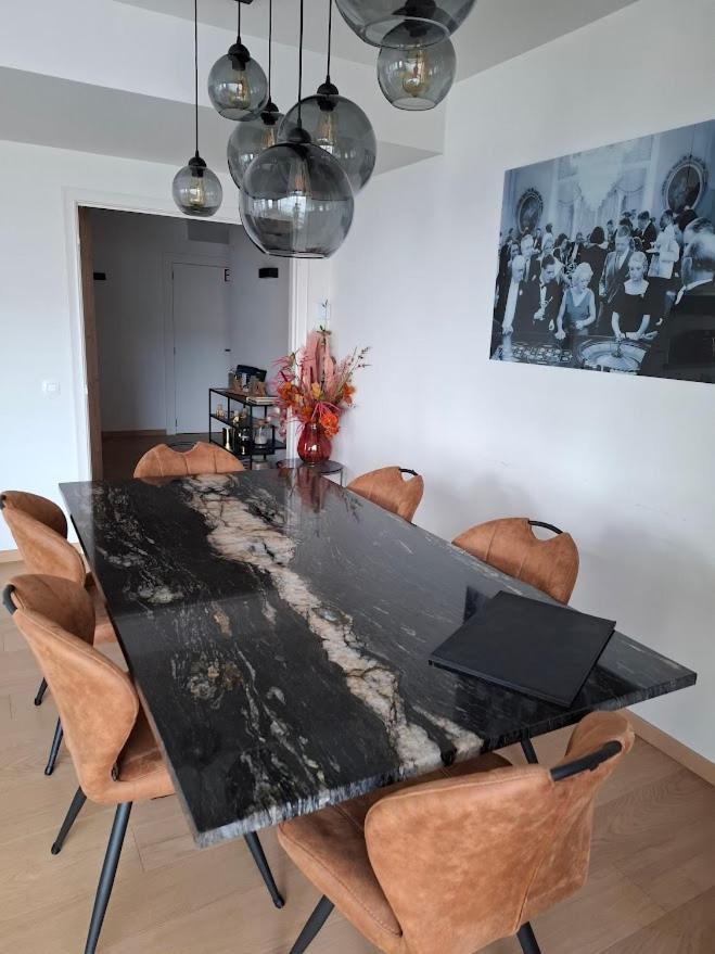 Lichtrijk En Comfortabel Hoekappartement Met Gratis Parking En Zeer Gelegen - Comme Chez Soi Oostende